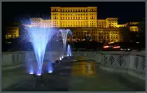 Der Parlamentspalast von Bukarest bei Nacht. Der pomp�se Regierungssitz (1984 - 1989 unter Diktator Ceaușescu errichtet) ist nach dem Pentagon das zweitgr��te Geb�ude der Welt. Um Platz f�r seinen Bau zu schaffen, wurden gro�e Teile der historischen Altstadt abgerissen. (03.09.2019)
