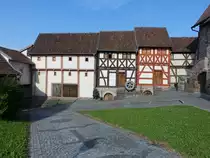 Diebach, Gadenanlage innerhalb der Wehrkirche, zweigeschossige Fachwerkbauten mit massivem Sockel und Kellerabg�ngen, erbaut 1687 (27.05.2018)