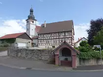 Oberleichtersbach, Pfarrhof und St. Petrus Kirche am Kirchberg, Kirche erbaut im 17. Jahrhundert (27.05.2019)