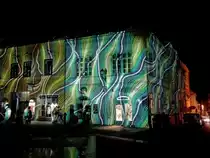 In Rahmen des  Zsolnay F�nyfesztiv�l  werden einige Geb�ude der Innenstadt von p�cs mit Licht  bemahlt . Foto: Sommer, 2019.
Das Haus ist im Sonnenlicht hier zu sehen: https://www.staedte-fotos.de/bild/ungarn~suedtransdanubien~pecs/77283/pecs-historische-gebaeude-am-jokai-ter.html