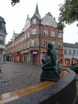 Svendborg, Skulptur und Geb�ude der Danske Bank an der Gerritsgade (22.07.2019)