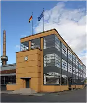 Alfeld (Leine). Das Fagus-Werk wurde 1911 von Walter Gropius, dem sp�teren Gr�ndungsdirektor des Bauhauses, und dessen Mitarbeiter Adolf Meyer entworfen. Bereits 1946 wurde die Fabrikanlage von den britischen Besatzern unter Denkmalschutz gestellt, seit 2011 geh�rt die Fabrik-Anlage zum UNESCO-Weltkulturerbe. Hier ist S�dostfl�gel zu sehen. 18.10.2019
https://www.fagus-werk.com/de/