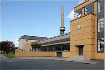Alfeld (Leine). Das Fagus-Werk wurde 1911 von Walter Gropius, dem sp�teren Gr�ndungsdirektor des Bauhauses, und dessen Mitarbeiter Adolf Meyer entworfen. Bereits 1946 wurde die Fabrikanlage von den britischen Besatzern unter Denkmalschutz gestellt, seit 2011 geh�rt die Fabrik-Anlage zum UNESCO-Weltkulturerbe. Hier ist die S�dwestfront zu sehen. 18.10.2019
https://www.fagus-werk.com/de/