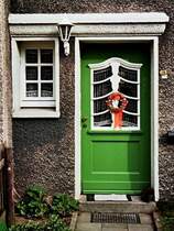 Siedlung Margarethenh�he. Die Margarethenh�he ist die wohl bekannteste Gartenstadt-Siedlung im Ruhrgebiet. Sie geht zur�ck auf eine Stiftung von Margarethe Krupp. Der Bau erfolgte in mehreren Etappen von 1909 bis 1934 nach den Pl�nen von Georg Metzendorf. Kennzeichnend f�r die Bauabschnitte von 1909 bis 1918 ist die Kombination von Typisierung der Bauform und Individualisierung im gestalterischen Detail. Letzteres soll hier an einer Auswahl von Hauseing�ngen beispielhaft dargestellt werden. - N�heres zur Siedlung unter www.route-industriekultur.de/themenrouten/arbeitersiedlungen/margarethenhoehe.html 