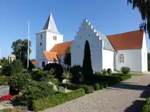 Ostbirk, romanische Ev. Kirche, erbaut im 13. Jahrhundert, sp�tgotische Seitenkapelle und Kirchturm (24.07.2019)