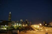 Messehalle und Messeturm in der Abendd�mmerung.Mit Langzeitbelichtung.