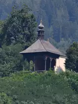 Die Kalvarienbergkapelle hoch �ber den Ort Millstatt. (August 2019)