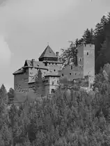 Burg Finstergr�n, so gesehen Ende August 2019 in Ramingstein.
