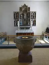 Lasby, romanischer Taufstein mit L�wenfries und Altar in der Ev. Kirche (24.07.2019)