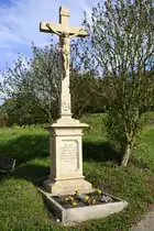 Neuershausen in der Rheinebene, ein Wegekreuz am Marchh�gel, aufgestellt 1934, Okt.2019