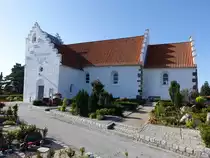 Tilst, romanische Ev. Kirche aus Feldstein, erbaut im 12. Jahrhundert, Turm und Waffenhaus sp�tmittelalterlich (24.07.2019)