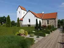 Gjellerup, romanische Ev. Kirche aus Granitquadern, erbaut im 12. Jahrhundert, Kirchturm sp�tgotisch (25.07.2019)