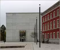 Weimar. Anfang April 2019 wurde das Bauhaus-Museum Weimar am St�phane-Hessel-Platz er�ffnet. Es steht in Nachbarschaft zum westlichen Geb�udekomplex (rechts im Bild) des von den Nazis gebauten Gauforums. 19.10.2019