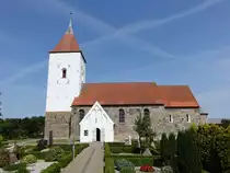Sahl, romanische Ev. Kirche, erbaut im 12. Jahrhundert, Waffenhaus erbaut 1450 (25.07.2019)