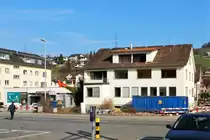 Schmerikon, das Haus an der Bahnhofstrasse 5 musste Platz machen f�r das moderne Geba�de  Obersee Perle  - 17.03.2012