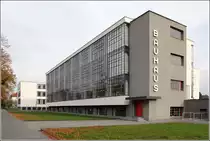 Dessau-Ro�lau. Das Bauhaus-Geb�ude wurde 1925-26 nach Entw�rfen von Walter Gropius errichtet. Hier ist die Vorderseite von der Gropiusstra�e aus zu sehen. Die Geb�ude geh�ren zum UNESCO-Weltkulturerbe  Das Bauhaus und seine St�tten in Weimar, Dessau und Bernau . 21.10.2019