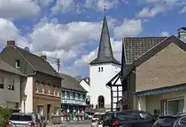 St. Johannes der T�ufer und links davor der Fachwerk-Gasthof  Zum Schwan  in Weilerswist-Metternich - 14.08.2019