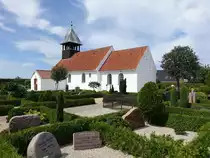 Blavand-Ho, Ev. Dorfkirche, erbaut im 15. Jahrhundert aus gro�en Backsteinen im romanischen Stil, Vorhalle von 1820, Dachreiter mit Glocke erbaut 1968 (26.07.2019)