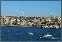 Blick auf den �sk�dar-Platz im gleichnamigen Stadtteil. Links die Yeni-Valide-Moschee aus dem 18. Jahrhundert, rechts die im 16. Jahrhundert erbaute Şemsi-Pascha-Moschee. Im Hintergrund ist der 365 m hohe Fernsehturm K���k �amlıca zu sehen, der Ende 2019 fertiggestellt werden soll. (Istanbul, 09.09.2019)