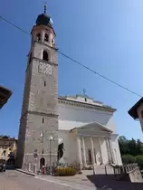 Fondo, Pfarrkirche San Martino, erbaut im neoklassischen Stil von 1858 bis 1865 durch Joseph Stolcis (15.09.2019)