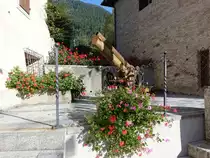 Pelugo, historisches Gesch�tz an der Piazza San Zeno (16.09.2019)