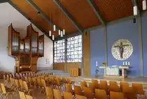 Hinterzarten, evangelische Kirche, rechts die Altarwand mit der Kruzifixrosette von Kunstprofessor Rudolf Yelin, links die Orgel von M�nch und Prachtel aus �berlingen, Sept.2019