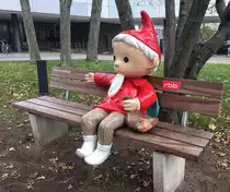 Am 22. November 1959 wurde im ehemaligen Deutschen Fernsehfunk (DFF) zum ersten Mal  Unser Sandm�nnchen  ausgestrahlt. Heute kann man den Sandmann beobachten wie er sich nach anstrengenden Dreharbeiten auf einer Parkbank vor dem rbb (Rundfunk Berlin Brandenburg) Fernsehzentrum in der Berlin-Charlottenburger Masuren Allee ausruht. (Skulptur). Foto:21. 11.2019