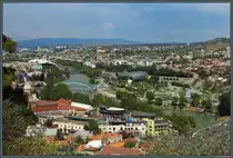 Im Zentrum der Altstadt, direkt am Ufer der Mtkvari, wurde 2011 der Rike-Park angelegt. Hier befinden sich auch mit der Friedensbr�cke (im Volksmund auch  Always Ultra  genannt) und der r�hrenf�rmigen Konzert- und Ausstellungshalle moderne Glas- und Stahl-Bauwerke. Eine Seilbahn verbindet den Park mit der Narikala-Festung. Hinter dem Park ist der Pr�sidentenpalast zu sehen. (Tiflis, 17.09.2019)