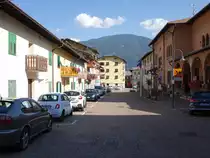 Grumes im Valle di Cembra, Geb�ude an der Piazza Municipio (16.09.2019)