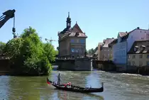 Bamberg, Altes Rathaus mit Unterer Br�cke �ber die Reginitz und Touristen-Gondel aus Blickrichtung von der Schiffsanlegestelle  Am Kranen  - 06.05.2018