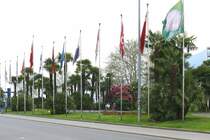 Locarno - Fahnenreihe zwischen Piazza Grande und Hafen als Abgrenzug zum Stadtgarten - Foto vom 06.04.2008