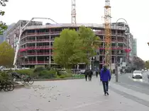 Ex Volksbank Geb�ude in der Berliner City West neben dem Zoo-Aquarium an der Ecke Budapester Str. / Kurf�rstenstra�e. Es entsteht, nach nur 32 Jahren der Nutzung, ein neues B�rogeb�ude mit 15 Etagen. Grund f�r den Abriss des  alten  Geb�udes, war eine zur neuen Nutzung nicht passende Raumaufteilung. In die unteren zwei Etagen zieht Einzelhandel ein. Foto:01.11.2018