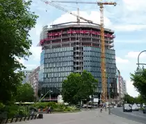 Auf dem Grundst�ck des ex Volksbank Geb�udes in der Berliner City West, neben dem Zoo-Aquarium, an der Ecke Budapester Str. / Kurf�rstenstra�e, entsteht, nach nur 32 Jahren der Nutzung, ein neues B�rogeb�ude mit 15 Etagen. Grund f�r den Abriss des  alten  Geb�udes, war eine zur neuen Nutzung nicht passende Raumaufteilung. In die unteren zwei Etagen zieht Einzelhandel ein. Foto:20.06.2019