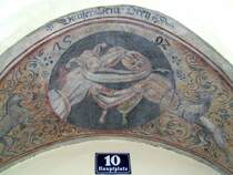  UNSER SEIN DREY  steht auf dem Fresko �ber dem Eingang Hauptplatz Nr.10; aber wo ist der Dritte??
N�mlich jener, der zu den beiden Schelmen hochschaut!; 080419