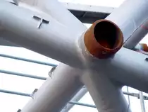 Umbau des Berliner Olympiastadion, 2000 bis 2004. Was heute den Stadionbesuchern so leicht und luftig vorkommt hat immerhin die Masse von 11000 Tonnen Stahl. Im Foto einer von 20 Knoten der sp�ter auf der Spitze von 20 filigranen, baumf�rmigen St�tzen das Dach tragen wird. Das Besondere an der Dachkonstruktion des Berliner Olympiastadions ist das offene Oval. Foto: 22.10.2003