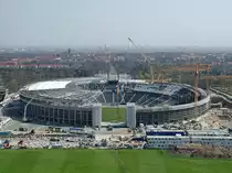 Umbau des Berliner Olympiastadion, 2000 bis 2004. Das Foto vom Fr�hjahr zeigt deutlich die Vorgehensweise der Bauleute. Auf der linken Stadionseite sind Teile der Dachkonstruktion montiert. Auf der rechten Seite wird noch an den Trib�nen gearbeitet. Hier wurde Hand in Hand gearbeitet. Foto: 20.04.2003