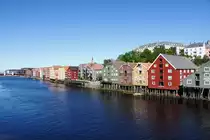 TRONDHEIM (Fylke Tr�ndelag), 29.05.2018, Blick auf die alten Speicherh�user am Ostufer der Nidelva