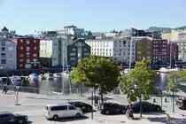 TRONDHEIM (Fylke Tr�ndelag), 30.05.2018, Blick vom Bahnhofsvorplatz �ber die Nidelva mit ehemaligen Speicherh�usern