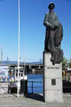 TRONDHEIM (Fylke Tr�ndelag), 30.05.2018, zur Erinnerung an Johan Bojer und sein bekanntestes und erfolgreichstes Werk  Den siste viking  (dt. 'Die Lofotfischer' bzw. 'Der letzte Wiking'), ein auch heute noch spannend zu lesender Roman �ber die Lofotfischerei um 1900; darin nimmt er u. a. Bezug auf die sog. Schlacht am Trollfjord vom 6. M�rz 1890, einem Kampf zwischen kapitalkr�ftigen Unternehmern in Dampfschiffen einerseits und einfachen Fischern in Segelschiffen andererseits um die Fischressourcen des Meeres