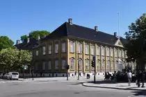 Trondheim (Fylke Tr�ndelag), 30.05.2018, der Stiftsg�rden (Hof des Stiftsamtsmanns) in der Munkegata ist das gr��te Holzpalais Skandinaviens und wurde in den 1770er Jahren im Auftrag der Geheimr�tin Cecilie Christine Sch�ller errichtet und wurde nicht als Wohnung, sondern als Treffpunkt f�r die f�hrende Schicht der Stadt gebaut; der Bau im klassizistischen Stil wurde nach d�nischen Vorbildern entworfen, das Innere des Hauptgeb�udes ist im Barockstil gehalten und durchgehende Fl�gelt�ren verleihen ihm das Gepr�ge eines Schlosses