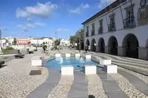 TAVIRA (Concelho de Tavira), 02.02.2019, die Pra�a da Rep�blica mit der Geb�udefront der C�mara Munic�pal (vergleichbar mit einer Kreisverwaltung in Deutschland) von Tavira