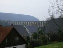 �ber den D�chern von Altenbeken , das Viadukt f�r den 2 spurigen
Eisenbahnverkehr.(20.04.2008)