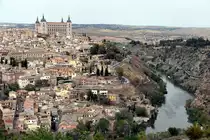 TOLEDO (Provincia de Toledo), 20.04.2019, Blick vom Parador auf Altstadt mit Alc�zar und R�o Tajo, der die auf einem H�gel gelegene Altstadt wie ein  U  umflie�t