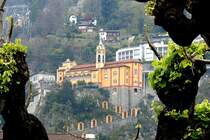 Locarno - Blicke vom Stadtpark auf Wallfahrtskirche Madonna del Sasso, Teleaufnahme vom 06.04.2008