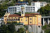 Das Sanktuarium Madonna del Sasso steht in Orselina oberhalb der Stadt Locarno und ist die bekannteste Wallfahrtkirche der italienischsprachigen Schweiz. Das Sanktuarium ist ber�hmt wegen seiner bedeutenden Ausstattung und seiner exponierten Lage hoch �ber Locarno und dem Lago Maggiore.
Die Gr�ndung von Madonna del Sasso geht auf eine Muttergotteserscheinung zur�ck, die der Franziskanerbruder Bartolomeo d'Ivrea vom Franziskanerkloster in Locarno in der Nacht vom 14. auf den 15. August 1480 (Mari� Himmelfahrt) hatte.
Teleaufnahme vom 07.04.2008
