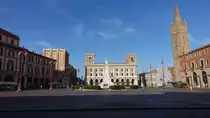 Forli, Piazza Aurelio Saffi mit St. Mercuiale Kirche und Postgeb�ude (20.09.2019)