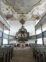 Neudrossenfeld, Innenraum der Markgrafenkirche Hl. Dreifaltigkeit, Kanzelaltar von Johann Georg Brenck, die reich geschm�ckte Decke wurde 1756 von Wilhelm Ernst Wunder erschaffen, Deckenstuck aus dem Jahr 1759 von Giovanni Battista Pedrozzi (16.04.2019)