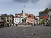 Kulmbach, Luitpold-Brunnen am Marktplatz, Sandsteinbecken mit Obelisk und Bronzefiguren, erbaut von 1897 bis 1899 von Martin D�lfer (16.04.2017)