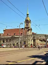 An einem hei�en Sommernachmittag wurde die Heiliggeistkirche Bern (CH) vom Bubenbergplatz aus verewigt.
Das moderne Glasdach der Tram- und Bushaltestelle Bahnhof weist - neben ein paar anderen Details - auf die Gegenwart hin.
(verbesserte Version mit erneutem Wei�abgleich)
[24.7.2019 | 13:54 Uhr]