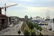 Facettenreicher Stadtblick auf Kiel mit Baukran, Anschlussgleisen zum Hafen, Kirche St. Nikolai und dem Schwedenkai mit einem Schiff der Stena Line AB.
Aufgenommen von der Gablenzbr�cke.
[2.8.2019 | 16:23 Uhr]